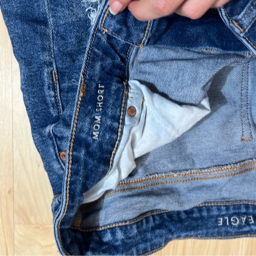 American Eagle Women's Medium Wash Distressed Mom Stretch Short Size 20 - Picture 6 of 8